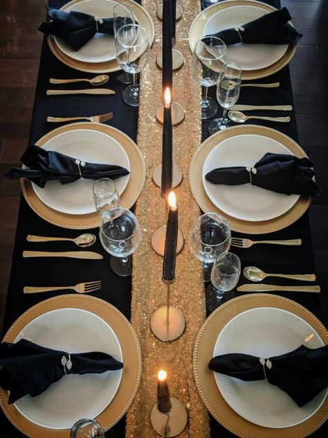 Black And Gold Christmas Party Decor, Masculine Tablescape Party Ideas, Table Decor Black And Gold, Black And Gold Picnic Decor, Black Tablecloth Tablescape, Table Setting For 50th Birthday, Gold And Black Table Setting, Black Gold Round Table Setting, Black And Gold Table