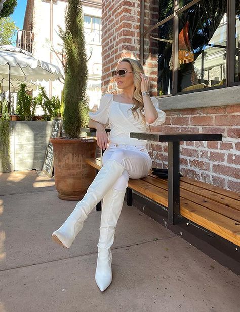 White Boot Winter Outfit, Jeans Top Fashion, White Boots Street Style, White Knee High Boots Outfit, Long Boots Outfit Winter, Beige Knee High Boots, Long Boots Outfit, Otk Boots Outfit, White Knee High Boots