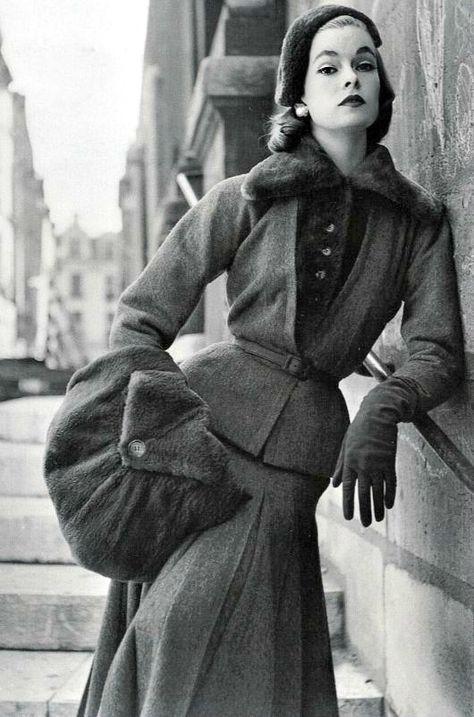 ✔️ Model in Jacques Fath for Vogue France, Sept. 1952 1950 Style, Jacques Fath, Vogue Vintage, 1950 Fashion, Glamour Vintage, Vintage Suit, Vogue France, Fifties Fashion, Design Moda