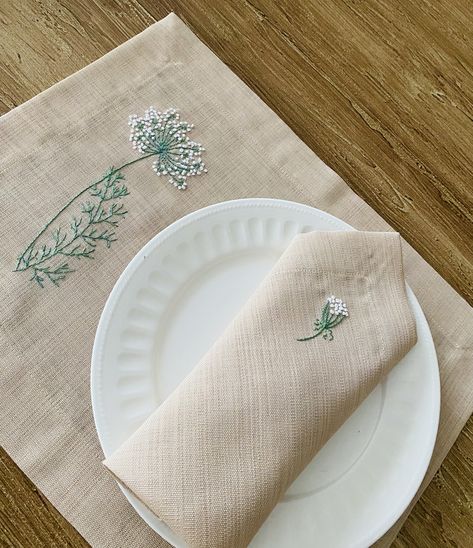 Embroidery Napkins, Stylish Bedroom Design, Table Runner Diy, Table Cloth Decorations, Diy Crafts Love, Christmas Embroidery Patterns, Wedding Embroidery, Cushion Cover Designs, Hand Embroidery Videos