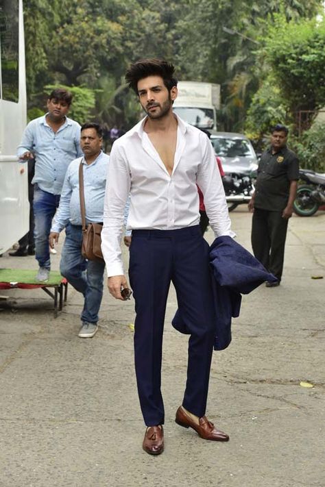 Tips To Look Taller: 5 Reasons Why Kartik Aaryans Outfit Is Perfect For Men Who Are 59 And Under Petite Man Outfit, Formal Look For Men Wedding, Men’s Party Outfit, Mens Outfits Winter, Outfits Winter 2023, Formal Outfit Men, Men Dressing, Celebrity Style Men, Movie Outfit