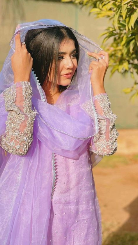 Eid Poses With Dupatta, Kurti With Dupatta Pose, Photo With Dupatta, Photo Ideas With Dupatta, Pose In Pakistani Suit, Pakistani Dress Poses, Poses In Suit With Dupatta, Dupatta On Head Style Pakistani, Poses In Kurti With Dupatta