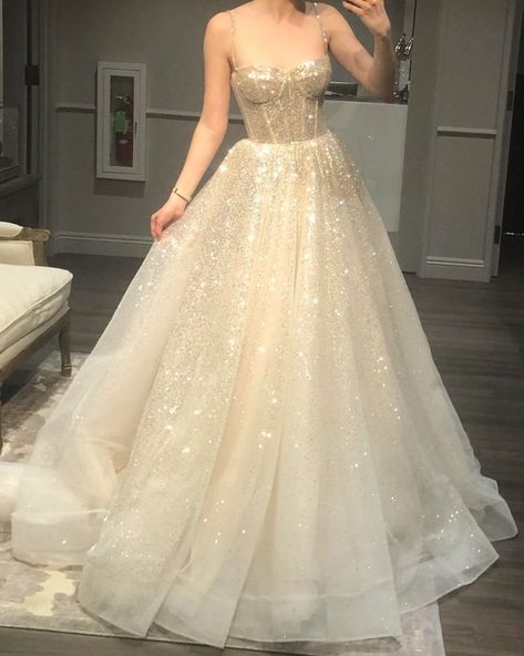 Beautiful Prom Dresses Gorgeous Gowns, Vestidos Xv Aesthetic, Fancy Prom Dress, Prom Dresses Puffy, Prom Dresses Aesthetic, Prom Dress Glitter, Prom Glam, Xv Dresses, Glitter Prom Dresses