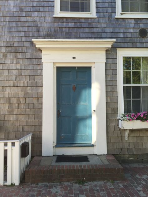 architect design™: The front doors of historic Nantucket Versailles Hall Of Mirrors, New Top Design, French Office, Marie De Medici, Holiday Dining Room, Cottage Front Doors, David Hicks, Urban Cottage, House Shutters