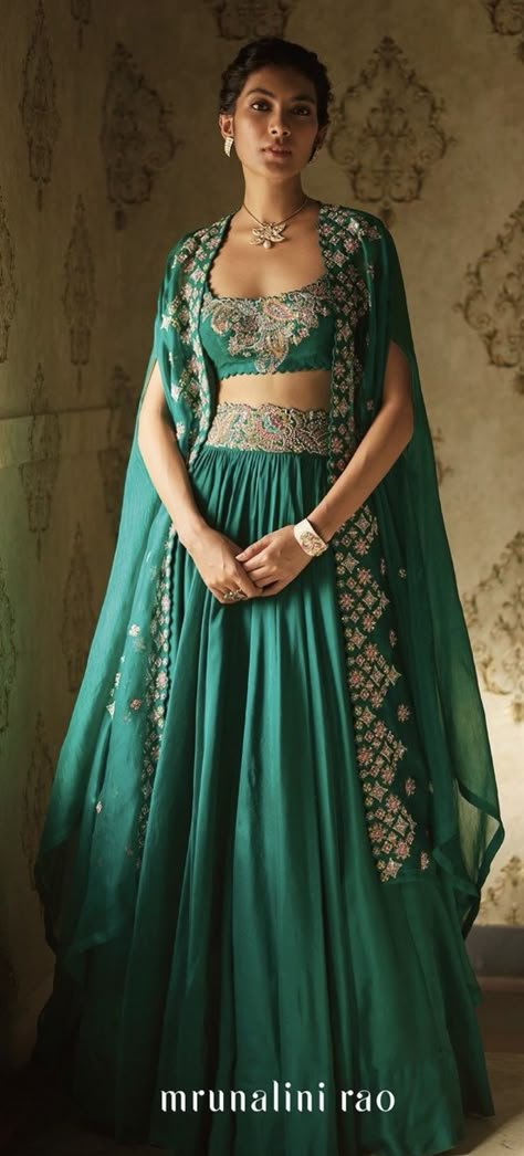 Bottle Green Indian Outfit, Rama Green Lehenga, Bottle Green Outfit Women, Celebrity Dresses Indian, Emerald Green Indian Outfit, Buttis Embroidery, Bottle Green Lehenga, Cape Organza, Mehandi Dress