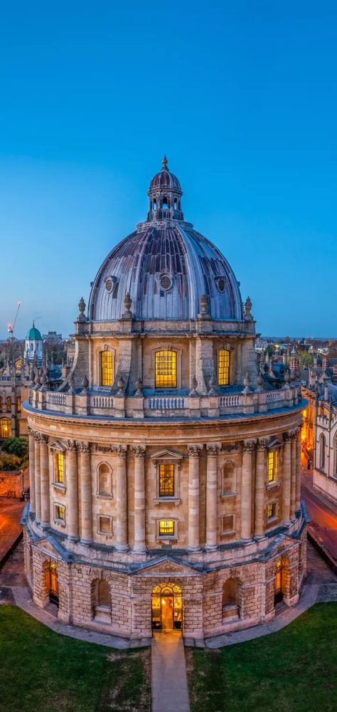 ᴛʜᴇ ꜱᴍᴀʀᴛᴇꜱᴛ ᴄɪᴛy ɪɴ #ᴏxꜰᴏʀᴅ  The University of Oxford is the oldest university in the English-speaking world and one of the most famous and prestigious higher education institutions of the world, averaging five applications to every available place, and attracting 40% of its academic staff and 15% of undergraduates from overseas. Oxford University England, University Inspiration, Oxford College, Oxford City, Oxford England, College Aesthetic, Dream College, Dream School, University Life