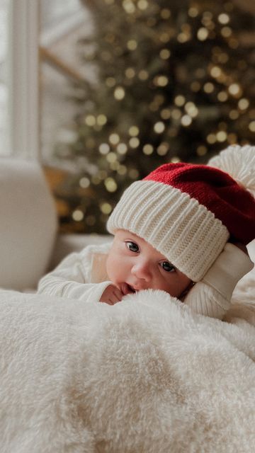 Newborn Christmas Photography, Newborn Christmas Pictures, Baby Holiday Photos, Newborn Christmas Photos, Christmas Baby Pictures, Christmas Family Photoshoot, Babies Fashion, Baby Christmas Photos, Family Christmas Pictures