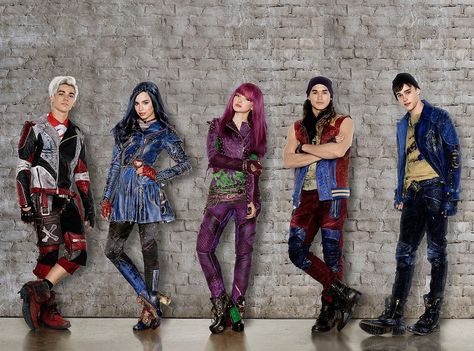 #Descendants2 Carlos, Evie, Mal, Jay and Ben Disney Channel Original Movies, Evie Costume, Disney Descendants 2, Evie Descendants, Descendants Costumes, Disney Descendants Movie, Mal And Evie, Disney Channel Descendants, Descendants Cast