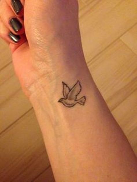 61 Small Dove Tattoos and Designs with Images - Piercings Models Tats Meaningful, Small Dove Tattoos, Simple Bird Tattoo, Small Bird Tattoos, Tattoos Creative, Sketches Tattoo, Dove Tattoo Design, Vogel Tattoo, Fashion Tattoos