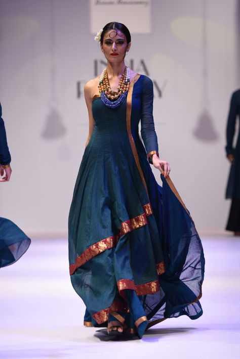 Fashion Show Themes, Fashion Show Dresses, Sari Dress, Gaun Fashion, Indian Gowns Dresses, Indian Gowns, Indian Couture, Dress Indian Style, Saree Dress