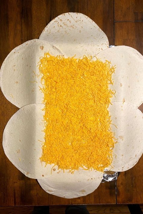 Sheet Pan Crunch Wrap, Beef Crunch Wrap, Diy Crunch Wrap, Sheet Pan Beef, Crunch Wrap Supreme Recipe, Easy Burrito Recipe, Tailgate Desserts, Recipe With Beef, Super Bowl Food Easy