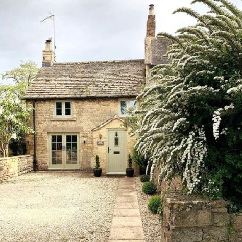 English Cottage Exterior, Cotswold Cottage, Country Cottage Interiors, Cottage Windows, Cotswolds Cottage, Country Cottages, Cottage Exterior, Dream Cottage, Cottage Interiors