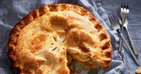 How to make a perfect apple pie (with a golden and flaky crust and no-mush filling). Double Crust Apple Pie, Classic Apple Pie Recipe, Apple Baking, Old Fashioned Apple Pie, Bourbon Apple Pie, Savory Apple Recipes, Pizza Sweet, Apple Pie Recipe Homemade, Perfect Apple Pie