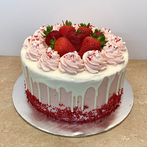 Simple Strawberry Cake Design, Strawberry Cheesecake Birthday Cake, Birthday Cakes Strawberry, Red And White Cake Design, Cheesecake Birthday Cake, Strawberry Cake Aesthetic, Simple Strawberry Cake, Strawberry Cake Design, Cheesecake Birthday