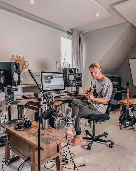 Home Music Studio Ideas Small Spaces, Home Studio Setup Music, Home Music Studio Ideas, Speaker Setup, Studio Music Room, Home Studio Desk, Home Recording Studio Setup, Recording Studio Setup, Home Studio Ideas