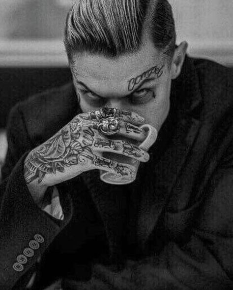 Man With Tattoos, Image Swag, Bad Boy Aesthetic, Boy Tattoos, Inked Men, Trik Fotografi, Trendy Tattoos, Successful People, Johnny Depp