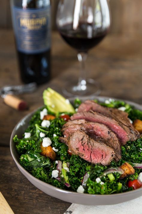 Enjoy a healthy take on fall flavors with this marinated spinach and kale steak bowl dinner recipe. Steak And Kale, Kale Steak Salad, Steak Bowl, Mignon Steak, Filet Mignon Steak, Healthy Supper Recipes, Beef Bowls, Superfood Salad, Sliced Steak