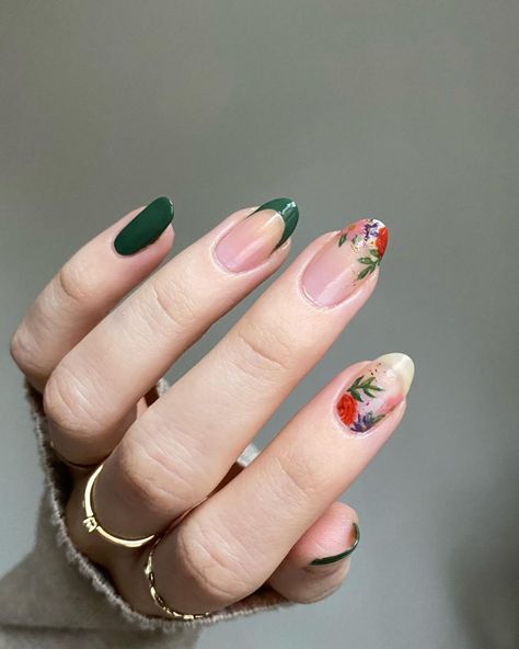 30+ Floral Nails that Capture the Essence of Summer Petite Flowers, Engagement Nails, Cute Pink Nails, Golden Nails, January Nails, Minimalist Nail Art, Floral Nail Art, Autumn Nails, Minimalist Nails