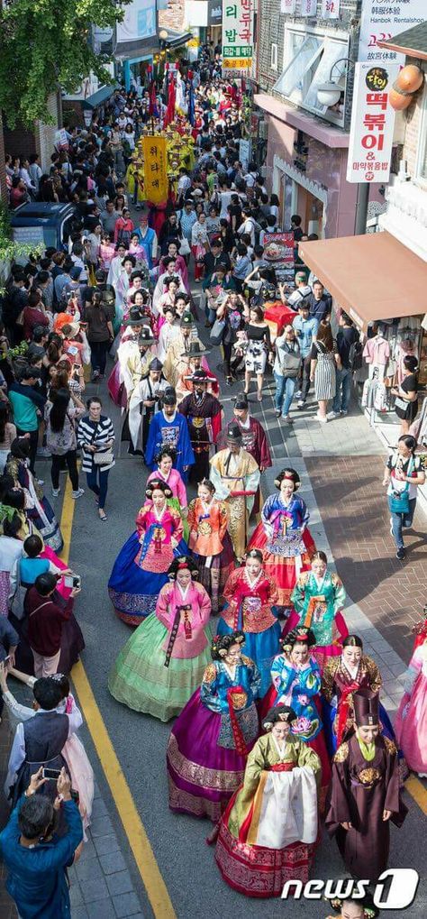 Hanbok Festival Ancient Korean Clothing, Korean Festival, Korean Traditional Dress Hanbok, Chinese Civilization, Cities In Korea, Korean Costume, Asian Traditional Fashion, Asian Traditional Clothes, Hanbok Traditional