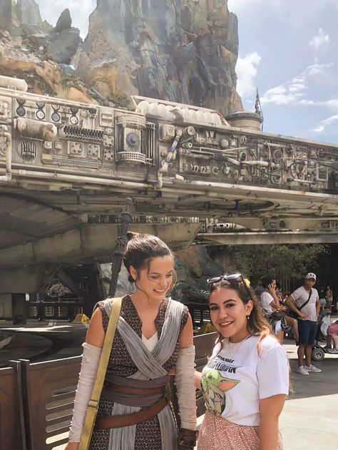 Meeting Rey, Star Wars, disney, wdw, walt disney world, galaxy’s edge, hollywood studios, character pics, disney character, disney outfits, outfit pics Galaxys Edge Outfit Ideas, Galaxys Edge Outfit, Galaxy's Edge Outfit, Galaxys Edge, Character Disney, Outfit Pics, Disney World Characters, Star Wars Disney, Rey Star Wars