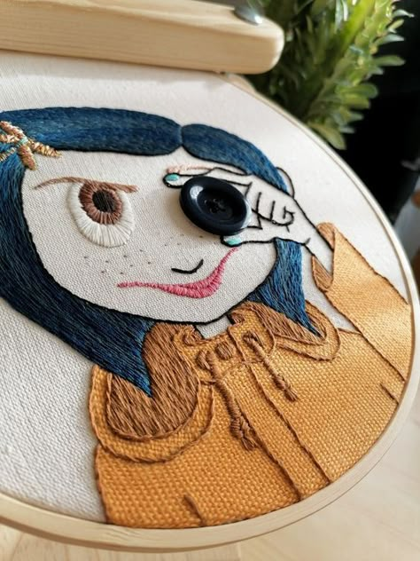 Tedooo Pop Culture Embroidery, Coraline Cross Stitch, Stitch Embroidery Disney, Coraline Embroidery, Disney Embroidery Patterns, Modern Embroidery Ideas, Disney Embroidery Designs, Books Embroidery, Embroidery Disney