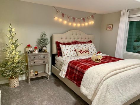 Cozy Bedroom Ideas Christmas, Christmas Decor Ideas For Bedroom Cozy, Christmas Decor Ideas Bedroom Aesthetic, How To Decorate A Bedroom For Christmas, Simple Christmas Bedroom Decor, Simple Christmas Room Decor, Small Room Christmas Decor, Christmas Bedroom Decor Aesthetic, Christmas Room Decor Aesthetic