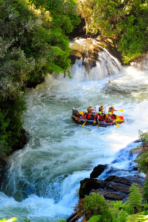 New Zealand is the outdoor adrenaline playground of the world, so where better to go white water rafting?! White Water Rafting Aesthetic, Whitewater Rafting Aesthetic, Rafting Aesthetic, Quinn Core, Outfit Ideas Work, Travel Outfit Ideas, River Rat, Comfy Travel Outfit, Nz Travel