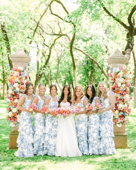 ✨️VOWS THAT WOW | SPECIAL FEATURE✨️⁠ Reeves and Laney’s⁠ Southern Charm Wedding Day @thebaumberhof ⁠ Details we loved:⁠ 🌸 The multi-colored blooms from @xohaleighkenney cascaded down the reception tables, beautifully complemented by coordinating rentals from @mariannesrentals and @moodeventsok.⁠ 🦋 A touch of “something blue” sprinkled throughout the color palette perfectly matched the Southern charm vibes.⁠ 📸 The colorful and whimsical photos were perfectly captured by @meg.rose.photography.... Elegant Southern Wedding Ideas, Classy Southern Wedding, Southern Charm Wedding Decorations, Southern Living Weddings, Classic Southern Wedding, Light Blue Wedding With Colorful Flowers, Southern Bell Wedding, Southern Wedding Theme, Olivia Flowers Southern Charm