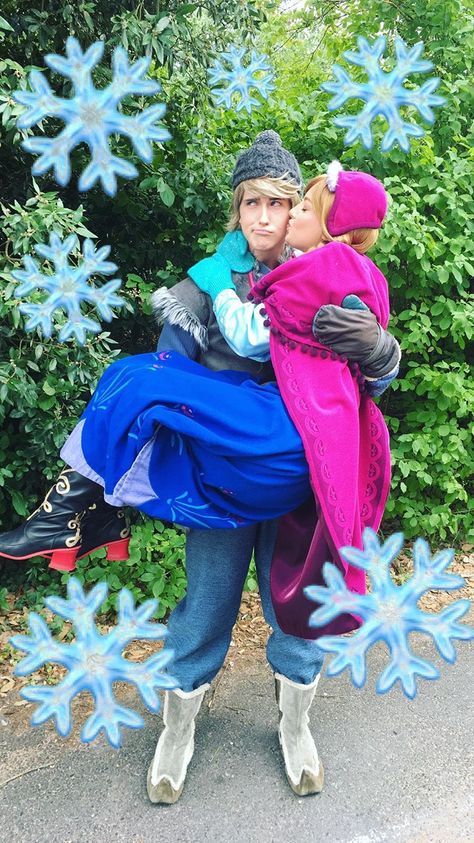 Anna and Kristoff Anna And Christoph Costume, Kristoff And Anna Costume, Anna And Kristoff Halloween Costume, Anna And Kristoff Costume, Scream Couple, Breaking Bad Halloween Costume, Diy Couples Halloween Costumes, Diy Halloween Costumes For Couples, Cheek Kisses