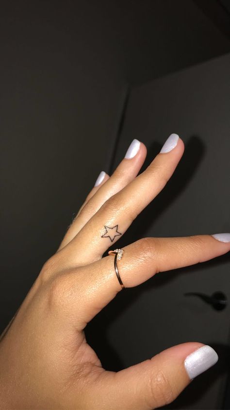 Star Tattoo On Finger, Lightning Bolt Finger Tattoo, Star Finger Tattoo, Side Finger Tattoos, Tattoo Main, Tattoo On Finger, Tattoo Finger, H Tattoo, Small Finger Tattoos