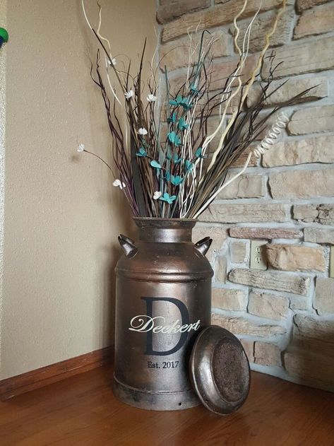 Old Milk Jug Ideas Front Porches, Old Milk Jug Ideas, Milk Jug Decorating Ideas, Milkcan Decor, Old Milk Can Ideas Front Porches, Milk Can Ideas Front Porches, Front Porch Decorations, Painted Milk Cans, Milk Can Decor