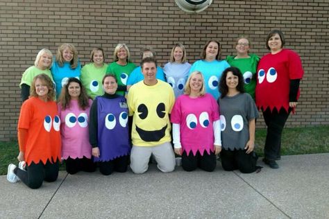 Pacman and his ghosts are a Great costume idea for large groups Team Halloween Costumes, Boxing Halloween Costume, Office Halloween Costumes, Diy Group Halloween Costumes, Costumes For Work, Halloween Costumes For Work, Teacher Halloween Costumes, Cute Group Halloween Costumes, Team Costumes