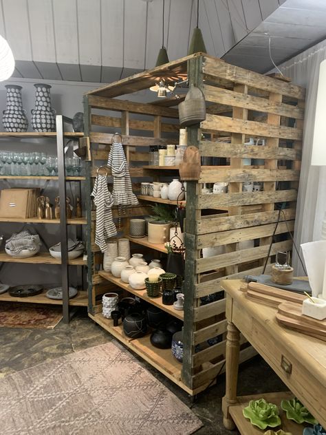 Rustic Shop Display, Pallet Shop Display, Small Farm Shop Ideas, Rustic Display Ideas, Rustic Retail Display, Pallet Display Ideas, Farm Shop Aesthetic, Pallet Display Ideas Retail, Outdoor Store Design