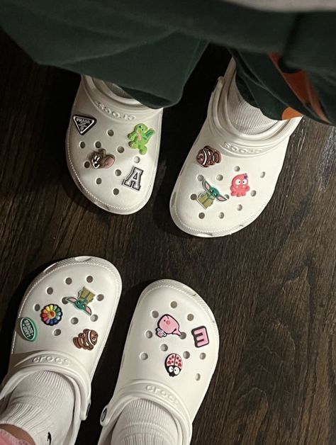 Jibbitz Crocs Ideas White, Cute Crocs Jibbitz Ideas, Crocs Decor Ideas, Crocs Charms Aesthetic, Couple Crocs, Crocs Decorations, Jibbitz Crocs Ideas, Crocs Inspiration, Matching Crocs