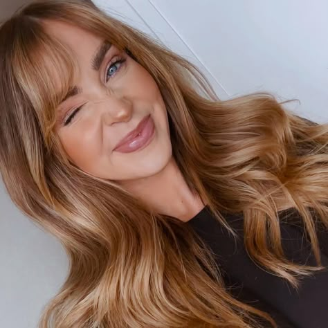 Cara Loren Van Brocklin, Red Glaze On Blonde Hair, Cara Loren Hair Bangs, Dark Root Strawberry Blonde, Cara Loren Bangs, Strawberry Blonde Hair Bangs, Strawberry Blonde Curtain Bangs, Strawberry Blonde Bangs, Highlights In Bangs