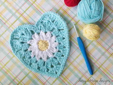 Colorful Spring Crochet Projects - Heart Dishcloth, Free Heart Crochet Pattern, Crocheted Heart, Motifs Granny Square, Beau Crochet, Quick Crochet Projects, Crochet Heart Pattern, Confection Au Crochet, Crochet Dishcloth