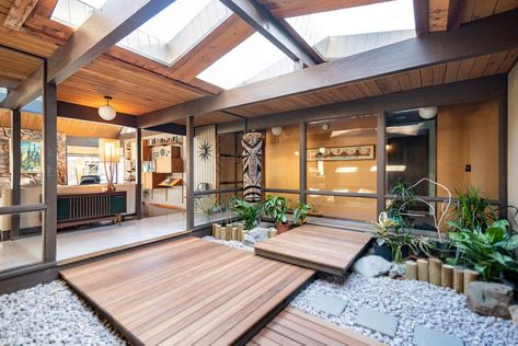 Eichler Atrium, Atrium Garden, Modern Homes For Sale, Eichler Homes, Asian Homes, Mid Century Architecture, Casa Container, Patio Interior, Mid Century Modern House