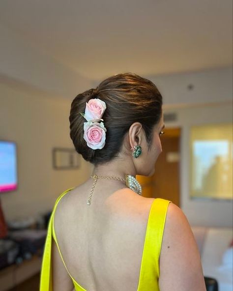 Instagram Hair Bun Wedding Style, Shoulder Length Hairstyles For Party, French Knot Hairstyle Indian, Hair Bun Accessories Indian, Knot Hairstyle Indian Wedding, French Bun Hairstyles Indian, Hair Buns For Wedding, French Hair Style, Cute Bun Hairstyles For Long Hair