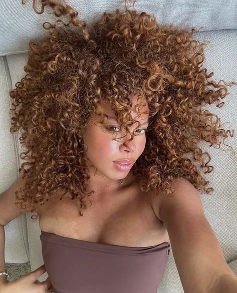 Colors For Curly Hair, Hair Colors For Curly Hair, Voluminous Curly Hair, Curls Ideas, Trendy Curls, Dyed Curly Hair, Honey Brown Hair, Brown Curly Hair, Hair Color Options