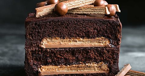 Transform an easy packet mix into a crunchy choc surprise. Cake Recipes #cake #cakerecipes #kitkat #yummycakes #chocolatedessert Kit Kat Recipes, Chocolate Kit Kat Cake, Chocolate Bar Recipe, Kitkat Cake, Kit Kat Cake, Cooking Chocolate, Kit Kat, Chocolate Desserts, Let Them Eat Cake