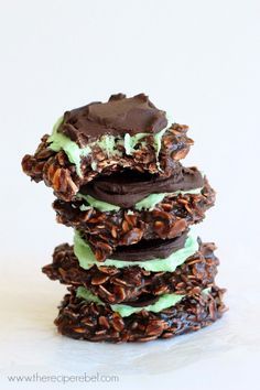 Fudgy Mint Chocolate No-Bake Cookies -- for Christmas, or whenever you need a mint chocolate fix! So easy! Mint Frosting, Chocolate No Bake Cookies, Dessert Aux Fruits, Baking Recipes Cookies, Bake Cookies, No Bake Treats, How Sweet Eats, Eat Dessert, Cookie Desserts