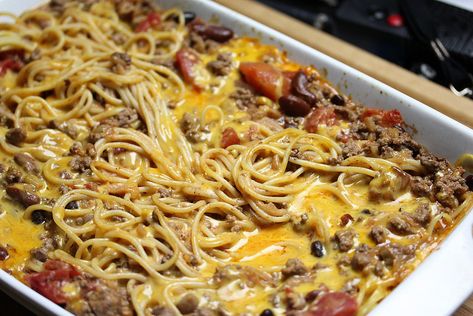 Chili Spaghetti Casserole - Cully's Kitchen Chili Spaghetti Recipe, Bolognese Spaghetti, Chili Spaghetti, Italian Stew, Spaghetti Casserole Recipe, Spaghetti Casserole, Healthy Casseroles, Healthy Desserts Easy, Spaghetti Recipes