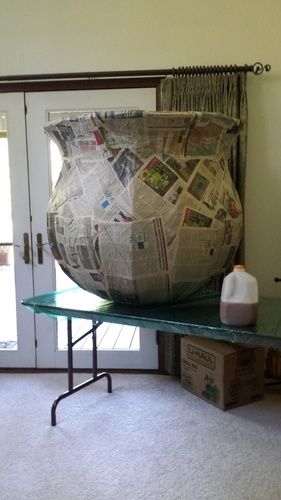 Diy Paper Mache Halloween Decorations, Paper Mache Witch Cauldron, Giant Cauldron Diy, Paper Mache Cauldron, Halloween Cardboard Decorations, Cardboard Halloween Decorations, Paper Mache Halloween Decorations, Cardboard Halloween Decorations Diy, Paper Mache Halloween