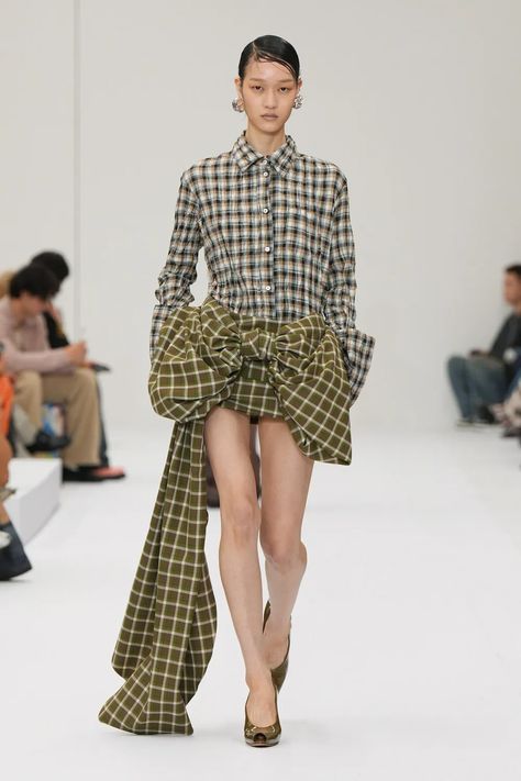 Acne Studios Spring 2025 Ready-to-Wear Collection | Vogue Trends For 2025, Spring 2025, Acne Fall 2023, Acne Studios Ss23, Acne Studios Fall 2023, Acne Studios Clothes, Acne Studios Sweatshirt, Paris Fashion Week Runway, Fashion Forecasting