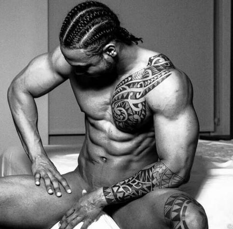 Male Model Tattoos, Leg Sleeve Tattoo Male, Male Models Tattoo, Model Tattoos, Tattoo Male, Muscular Physique, Black Hairstyle, Black Male Models, Fashion Models Men