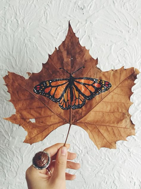 I Paint On Fallen Autumn Leaves Painted Leaves Fall, Art On Leaves, How To Paint On Leaves, Drawing On Leaves, Painting On Leaf Ideas, Painting On Leaves Ideas Leaf Art, Drawing On Leaf, Art On Leaf, Paint On Leaves