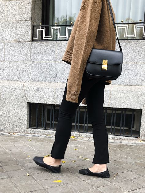 Trini | Céline sweater The Row leggings Celine Bag Classic, Celine Bag Box Classic, Celine Classic Box Bag Outfit, Crossbody Black Bag, Celine 16 Bag Outfit, Black Crossbody Bag Outfit, Celine Crossbody Bag, Celine Outfit Style, Celine Box Bag Outfit