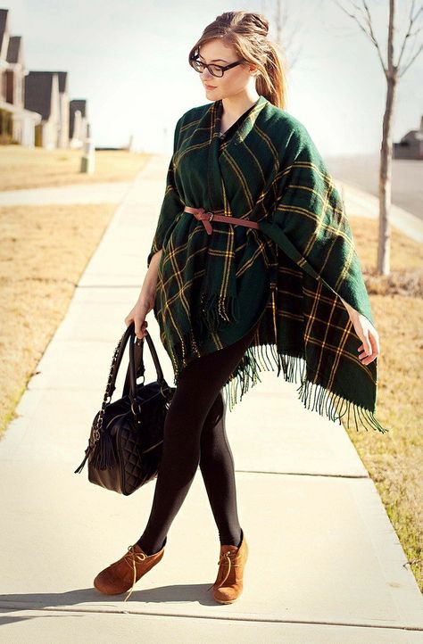 Outfits With Ponchos, Poncho Outfit Fall, How To Wear Poncho, Poncho With Belt, Poncho Fashion, Poncho Outfit, Plaid Poncho, Street Style 2017, Poncho Style