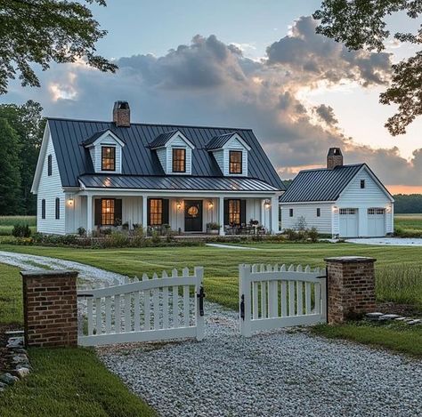 Farmhouse Gallery Retirement Life, Vintage Houses, Ranch House Exterior, Dream Farmhouse, Beach House Interior Design, Barn Style House Plans, Dream Life House, Property Brothers, House With Porch