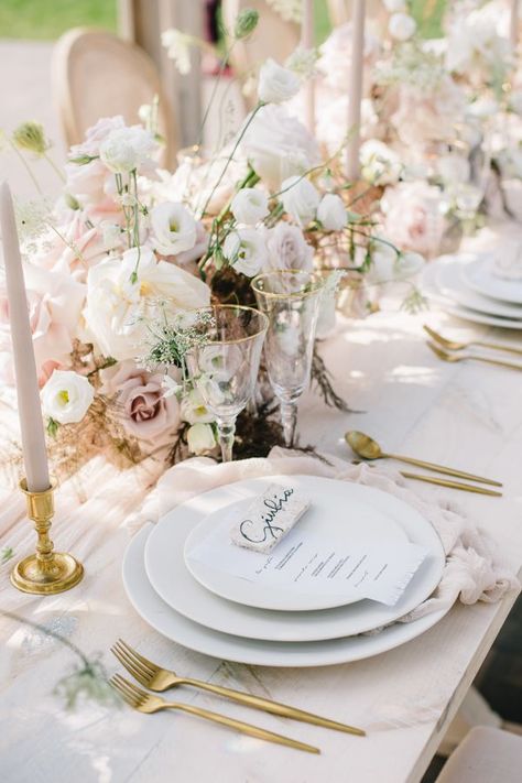 Beautiful, elegant table setting, using pastel colours with highlights in gold Knives Aesthetic, Arlington Estate, Knives Chau, Effortless Wedding, Gold Cutlery, Elegant Table Settings, Wedding Table Decorations, Wedding Table Settings, Wedding Tablescapes